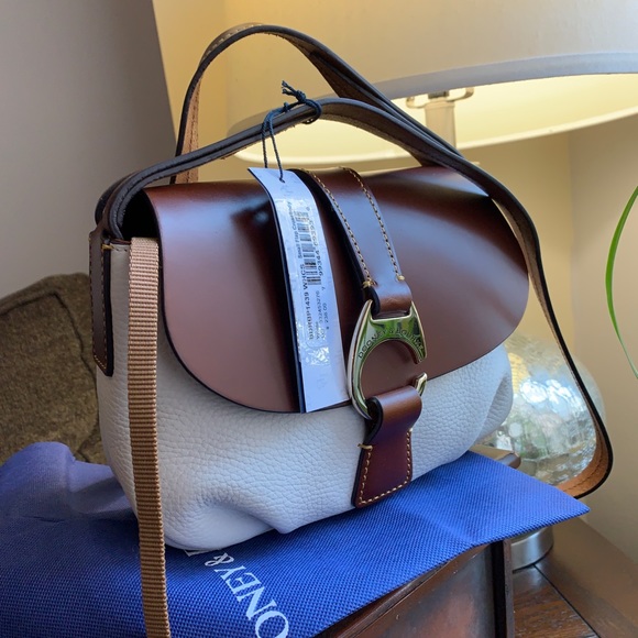 Dooney & Bourke Handbags - Authentic Dooney & Bourke leather flap crossbody🌼